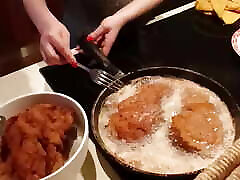 slut moglie gole profonde grosso cazzo mentre cucina la cena