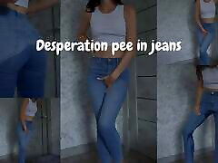 weibliche echte verzweiflung pinkelt in jeans, weil die tür verschlossen ist