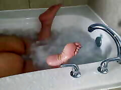 big juicy booty in the bathtub