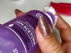 p. o. v.: regardez-moi prendre soin de mes ongles longs après avoir enlevé le vernis à ongles