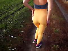 milf amateur in engen hosen neckt leggings arsch in der natur