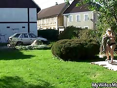 Alte Mutter im Gesetz saugt und reitet ihn außerhalb