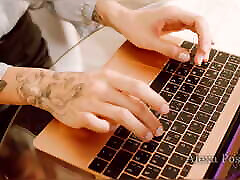 Bossy boss Alexa Poshspicy seduces assistant and cums wet in the hotel