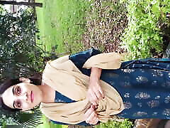indiano carino ragazza in giardino