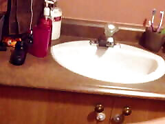 Amateur BBW doing a Little quicky in the bathroom
