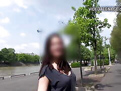 carino 18 anni bruna con grandi tette fa un video casting
