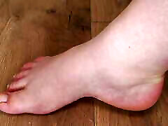 Wide Feet Worship: Size 40 Nudity - Loser Attention!