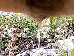 natursekt im freien, riskante toilette im wald 4k
