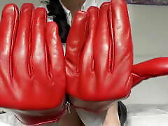 gants en cuir rouge traitement des gifles faciales et plus pov