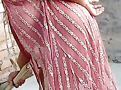 bella una ragazza calda pulizia casa con abito sexy