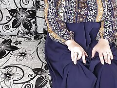 गलफुल्ला शर्मीली पत्नी दूधिया मारी दिखा रहा है उसे काले गांठदार पक्ष