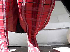 rote schottenstrumpfhose und extreme heels beine zeigen