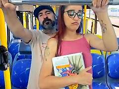 studente sul bus ottiene thighed da uno sconosciuto