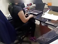 ho ordinato il cibo da consegnare al mio ufficio al lavoro e il fattorino mi ha afferrato così forte che la mia scrivania si è ribaltata