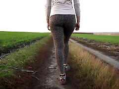 verehre meinen wandelnden milf-arsch in engen leoparden-leggings