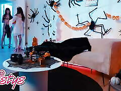 twistys - die schwülen schönheiten bella blu und april olsen werden an diesem halloween definitiv einen versauten leckerbissen erleben