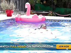 Auntjudys - Hot Spanish telan pancut Linda Del Sol Plays in the Pool