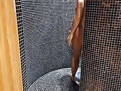 nella sauna sotto la doccia figliastra scopata dal patrigno