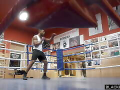blackedraw cattivo palestra hottie lisa belys ottiene un bbc allenamento in oscurati raw debutto