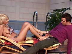 Jasmine shemale lifts an experienced woman with golden hair gets her