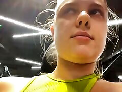 sentraîner et se masturber dans la salle de gym