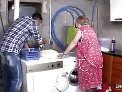 hardcore sesso con nonna in il washroom