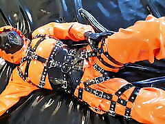 onlyfans teaser - heavy rubber latex lady genießt regenbekleidung und geschirr!