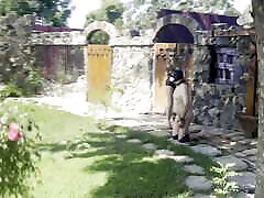 cucciolo di formazione in dracula femdom castello-outdoor doggy formazione-colpire i genitali con la palla cbt