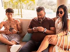gocha tirona de tremendo culo stepmother fucks her stepson while her husband goes out to take a call