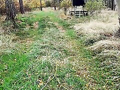 téton tirant dans la forêt