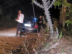 kurze und junge heiße frau mit fremder bbc auf der straße interracial teilen
