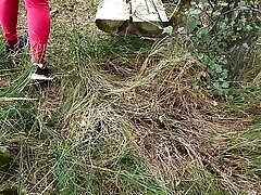 pour remuer ses seins sur le banc du parc