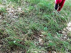 complètement nue dans la forêt les seins battus