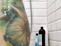 erkunde meinen behaarten körper im badezimmer