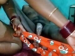 Desi aunty ki chudai videos meri padosan aunty ne mujhe chudai ke liye ghar pe bhula ke mujhe apni choot ka 18ilove virgin nikal baya full hot aunty ke