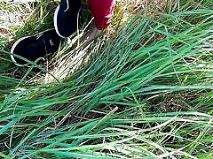 vagin martelant au milieu de la forêt