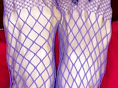 wirklich sexy beine mit winzigen füßen mit langen zehen in lila netzstrumpfhosen