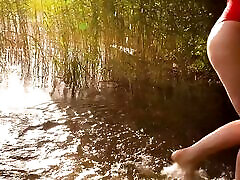 aril dan viky shu Von Teese and Simona splash each other in their