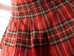 caldo latina ragazza giocando lei micio con un vaccum cleaner