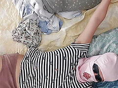 freche hot teeen fuck milf probiert nackte kleidung an. latina behaarte muschi probiert kleidung im bett an