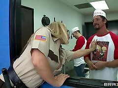 autobahnmuschi-patrouille mit tommy gunn, tyler faith