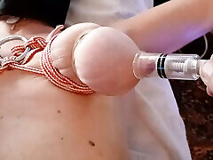aufgepumpte brustwarzen und arsch beim bondage-analfick