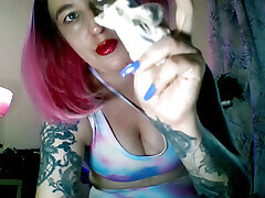 Lady Angela Smelly Dirty White naci voies Workout Clothes Red Lipstick MILF