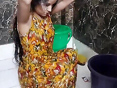 Mother in law ko nahate hue dekh liya mari chut