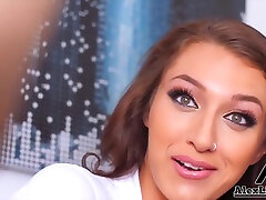 الکس nice teen in and out و بلا Rolland-Rolland و در ناز دختر کالج می دهد یک تور از خانه به هم اتاقی جدید بالقوه!