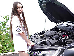 ein fremder hat mir geholfen, mein auto zu reparieren. ich bedankte mich bei ihm mit blowjobs und sex