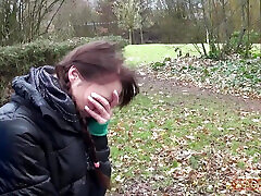 piccolo dai seni skinny ragazza è perso nella foresta e ottiene un aiuto speciale