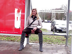 sexy blonde gepiercte reife im auto gefickt