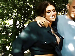 bisex slut eve laurence ottiene la sua figa pestate duro allaperto