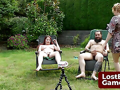 un trio excité joue à un jeu de mémoire strip avec une torsion